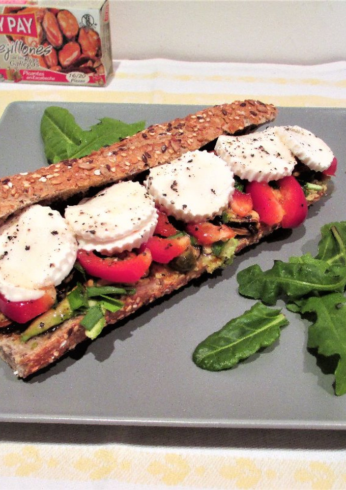 Una foto de Bocata de baguette de semillas con mejillones y queso fresco 0%