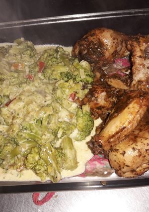 Una foto de Pollo al limón y Brócoli a la crema y queso