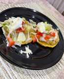 Sopes de chicharrón en salsa verde