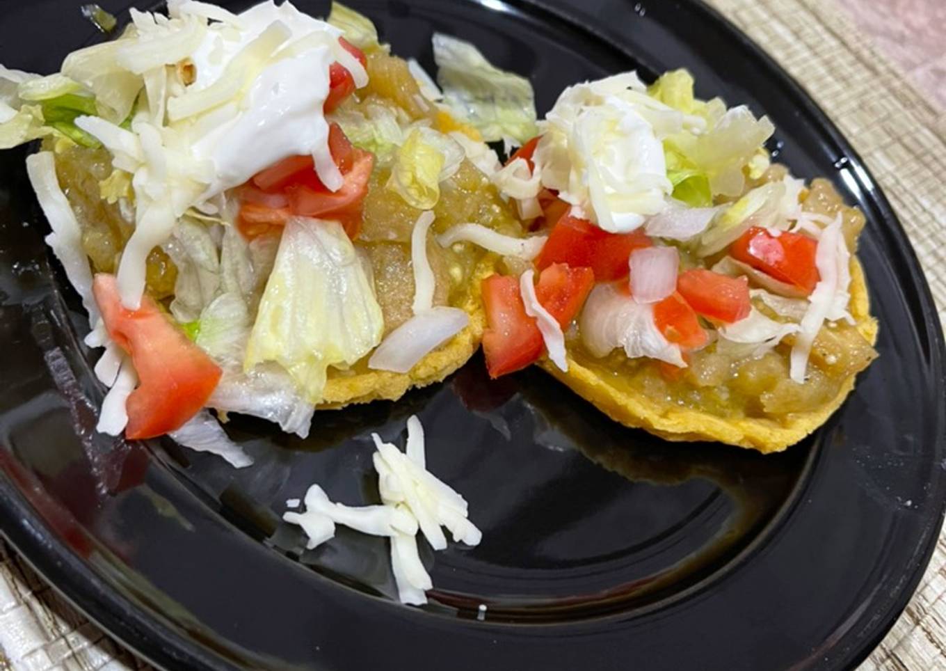 Sopes de chicharrón en salsa verde