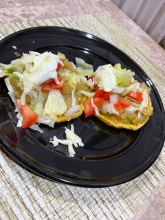 Una foto de Sopes de chicharrón en salsa verde