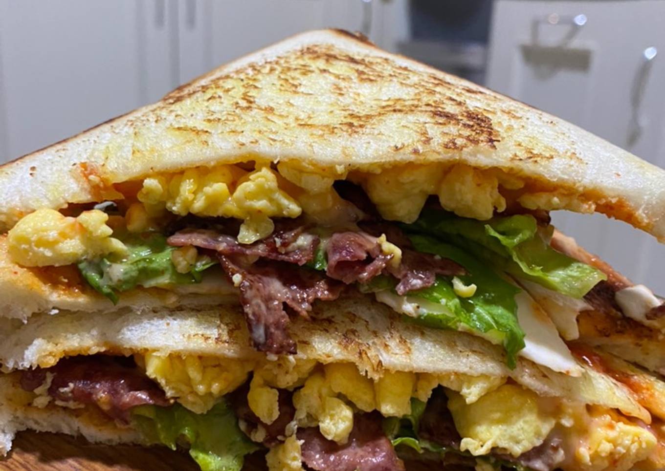 Sandwich with scrambled eggs & smoked beef