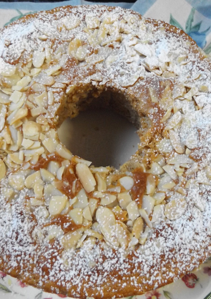 Una foto de Rosca integral bizcochada de manzanas y almendras con orejones de albaricoques para mamá en su día