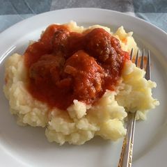 A picture of Meat Balls in Tomato Sauce.