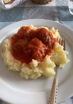 A picture of Meat Balls in Tomato Sauce.