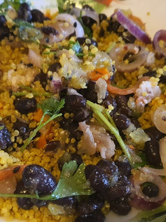 Una foto de Quinoa con porotos negros