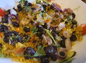 Quinoa con porotos negros Una foto de Quinoa con porotos negros