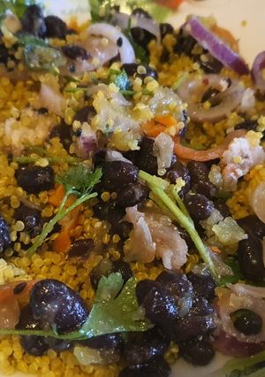 Una foto de Quinoa con porotos negros