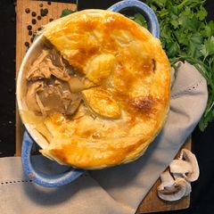 A picture of Chicken and mushroom pie.