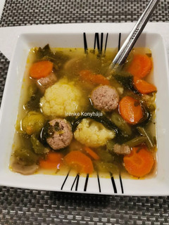 Karfiolos zöldségleves húsgombóccal gluténmentesen recept fotója
