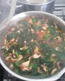 Sopa de espinaca con champiñones