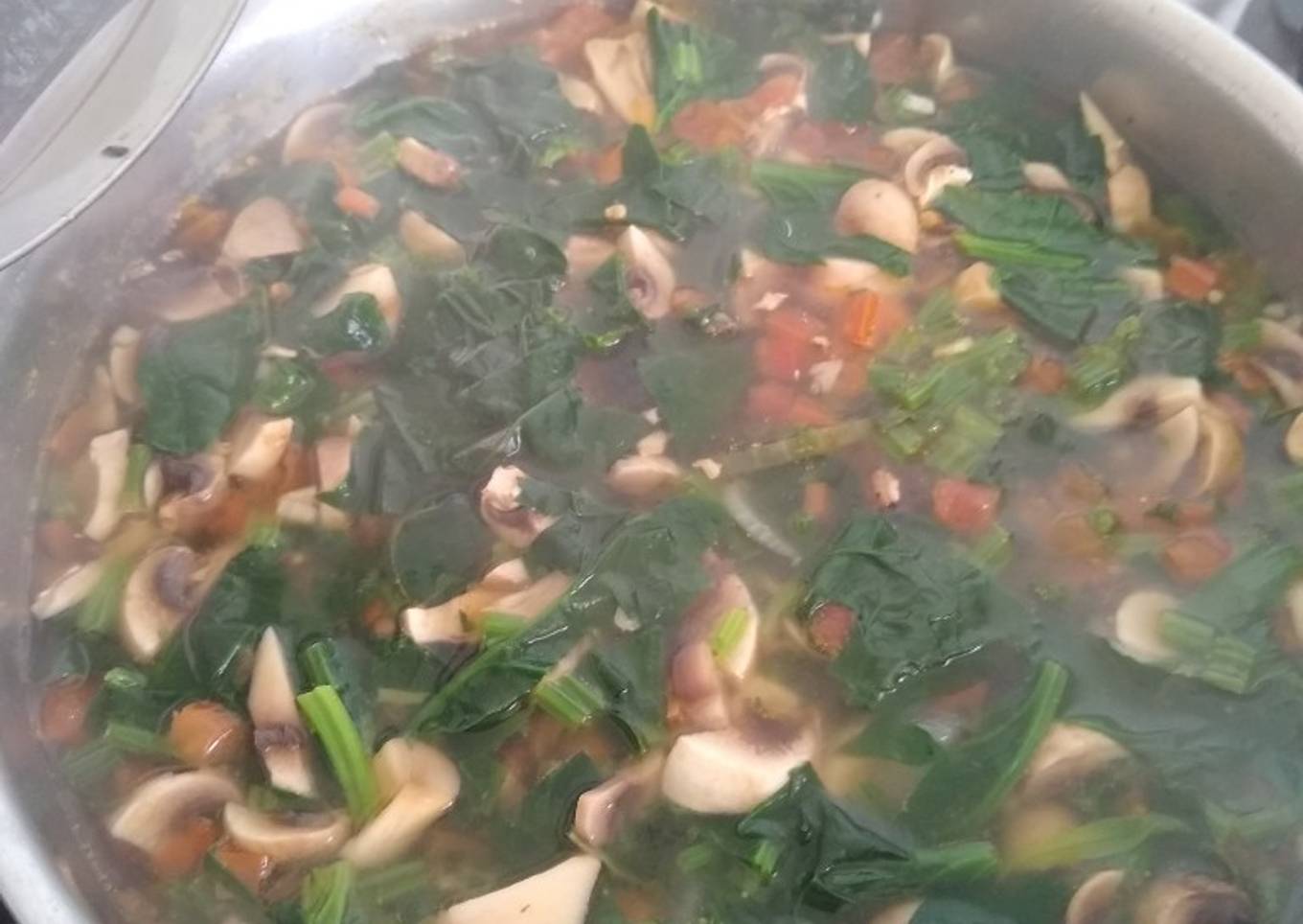 Sopa de espinaca con champiñones