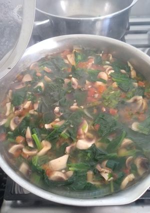 Una foto de Sopa de espinaca con champiñones