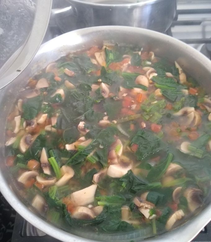 Una foto de Sopa de espinaca con champiñones