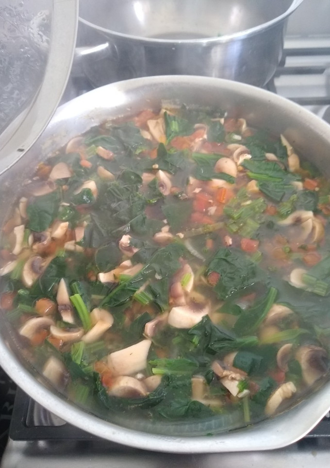 Una foto de Sopa de espinaca con champiñones