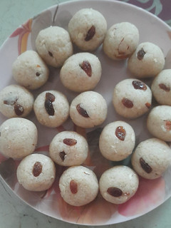 सूजी के लड्डू (suji ke ladoo recipe in Hindi) रेसिपी मुख्य फोटो