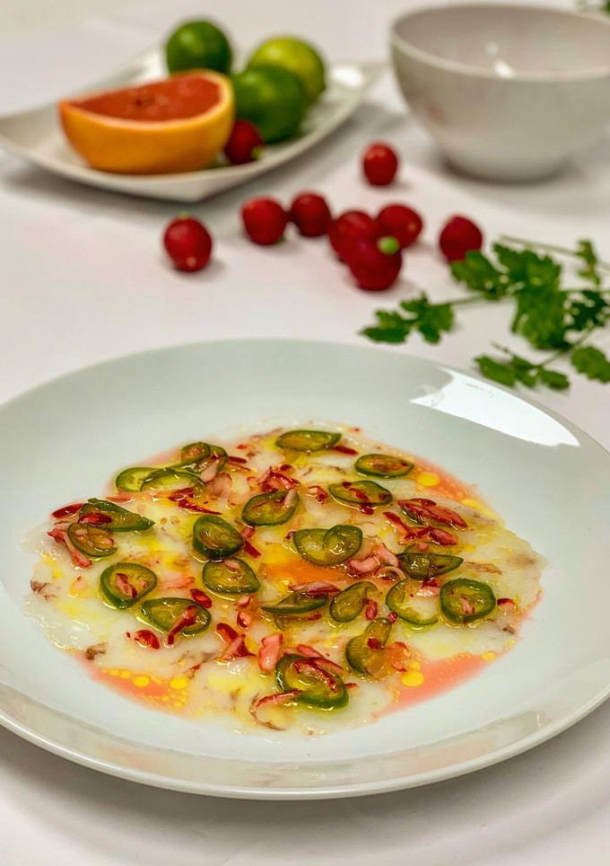 Una foto de Carpaccio de gambones con pomelo rosa, chiles y rábanos