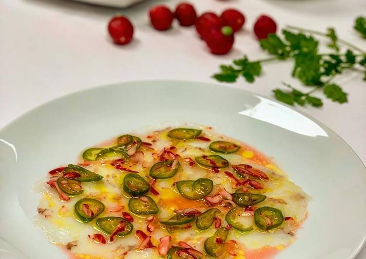 Carpaccio de gambones con pomelo rosa, chiles y rábanos