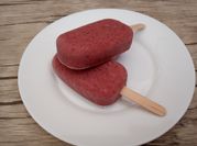 Una foto de helado de frutilla en licuadora
