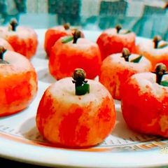 A picture of Cashewnuts Apples.