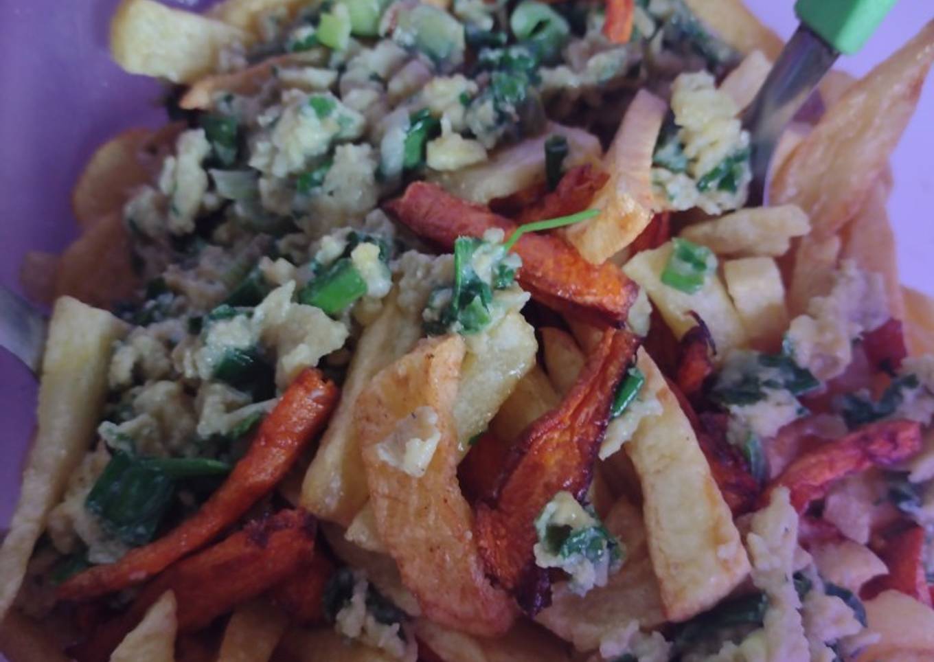 Papas, batatas y zanahorias fritas con huevo revuelto 🤤