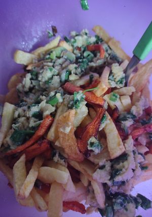 Una foto de Papas, batatas y zanahorias fritas con huevo revuelto 🤤