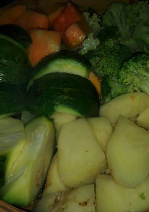 Una foto de En vaporiera de Bamboo 🌱 Pollo con verduras