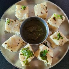 A picture of White dhokla.