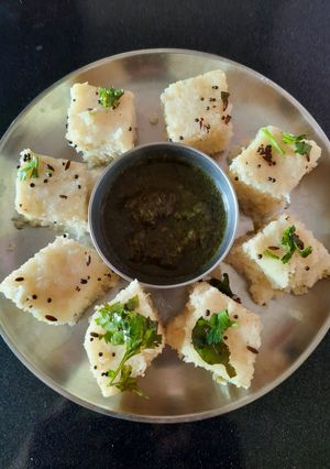 A picture of White dhokla.
