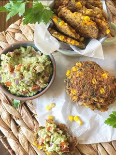 Foto de Pataniscas (vegan) acompanhadas com Guacamole