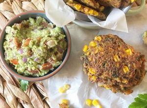 Foto de Pataniscas (vegan) acompanhadas com Guacamole