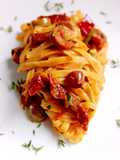 Fettuccine al Ragù di Pomodori Secchi, Olive Taggiasche e Guanciale Croccante