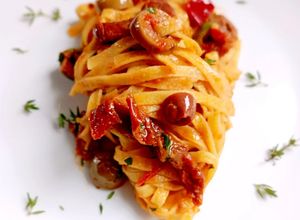 Foto di Fettuccine al Ragù di Pomodori Secchi, Olive Taggiasche e Guanciale Croccante