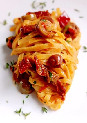 Foto di Fettuccine al Ragù di Pomodori Secchi, Olive Taggiasche e Guanciale Croccante