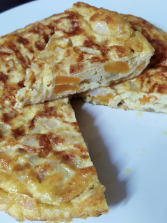 Una foto de Tortilla de calabaza, cebolla y pavo