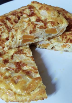 Una foto de Tortilla de calabaza, cebolla y pavo