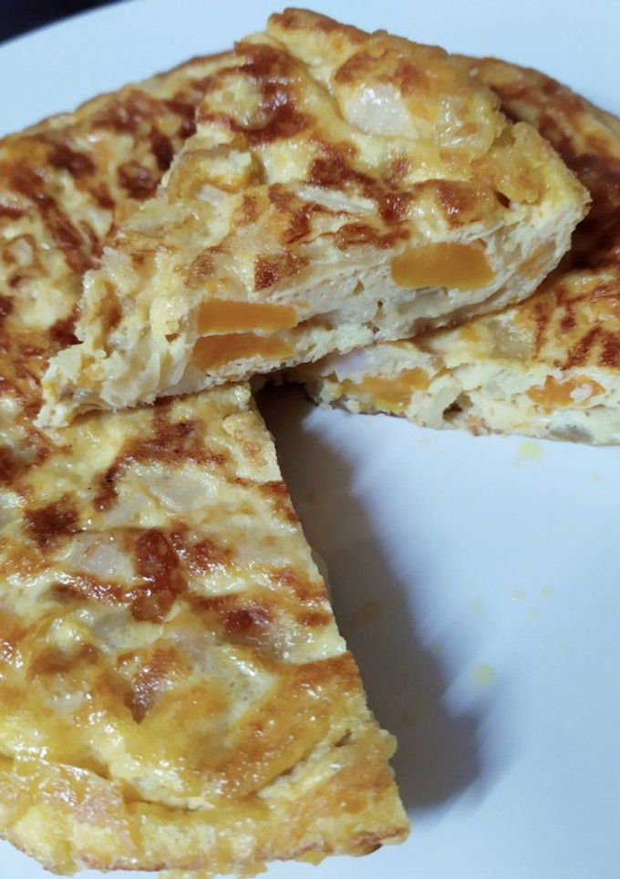 Una foto de Tortilla de calabaza, cebolla y pavo