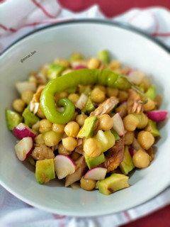 Una foto de Ensalada de garbanzos con aguacate y caballa en tomate