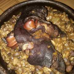 Una foto de Guiso de porotos negros arroz y manitos de cerdo