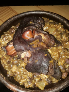 Una foto de Guiso de porotos negros arroz y manitos de cerdo