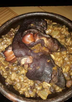 Una foto de Guiso de porotos negros arroz y manitos de cerdo