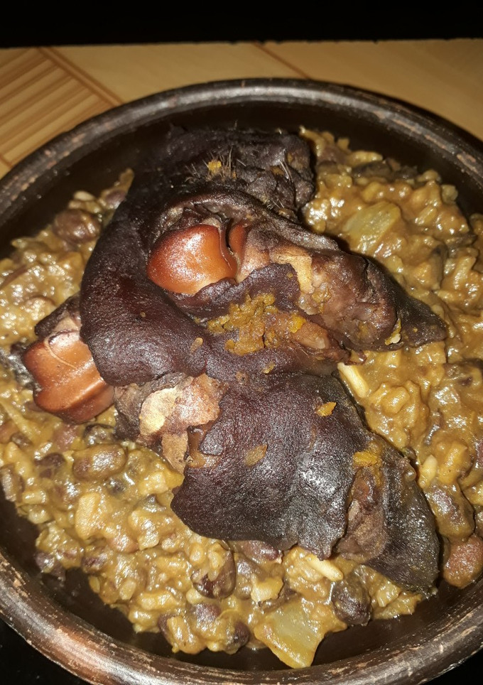 Una foto de Guiso de porotos negros arroz y manitos de cerdo