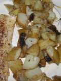 Pescado en sartén con papas y hongos