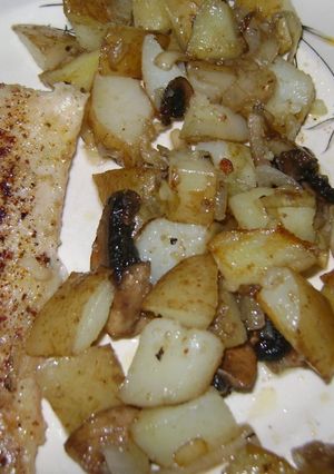 Una foto de Pescado en sartén con papas y hongos