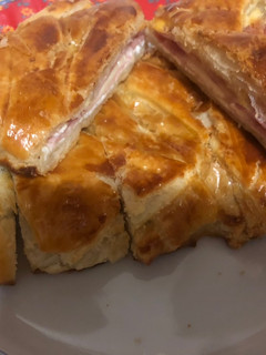 Una foto de Hojaldre con jamón York y queso