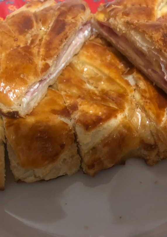 Una foto de Hojaldre con jamón York y queso