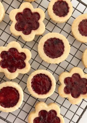 A picture of Jam-Filled Cookies.
