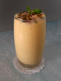 A picture of Oats Mango Smoothie.