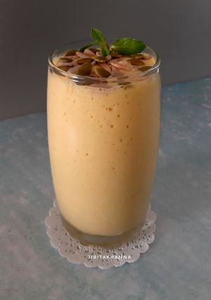 A picture of Oats Mango Smoothie.