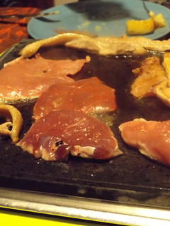 Una foto de Carnes variadas a la piedra